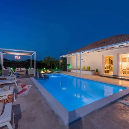 In Zakynthos With Pool & Near Tsilivi Vanato